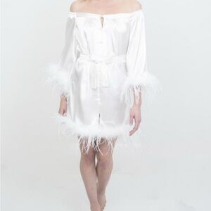 Le Laurier Feather-Trimmed Bridal Hair and Makeup Robe